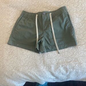 Vuori Olive Green Pull‑Tie Athletic Shorts